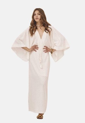 Vestido maxi blanco con amplias mangas de kimono, que presenta un patrón texturizado, escote en V profundo, cintura con cordón y tejido ligero.