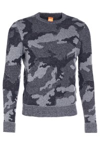 Grå stickad tröja med camouflage-mönster, med rund halsringning, långa ärmar och ribbade manschetter och nederkant.