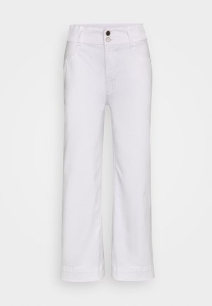 Jeans brancos de perna reta com uma cintura alta, dois bolsos frontais e dois bolsos traseiros, apresentando um fecho com botão e zipper.