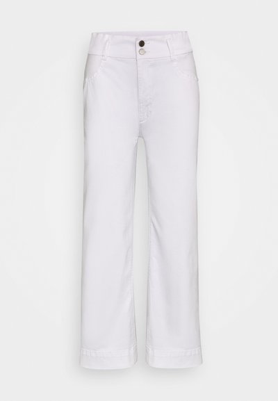 Jeans brancos de perna reta com uma cintura alta, dois bolsos frontais e dois bolsos traseiros, apresentando um fecho com botão e zipper.