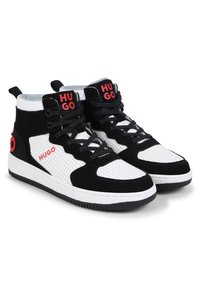 Sneakers alte in pelle nera e bianca con design perforato, dotate di dettagli rossi e etichette brandizzate sulla linguetta e sul lato.