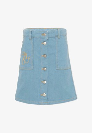 Jupe en jean bleu clair avec fermeture à boutons devant, passants pour ceinture, deux grandes poches et un petit motif cerise brodé sur la poche gauche.