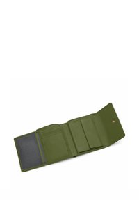 Portafoglio in pelle verde texturizzata con più slot per carte, una tasca trasparente per l'ID e un pulsante di chiusura in rame.