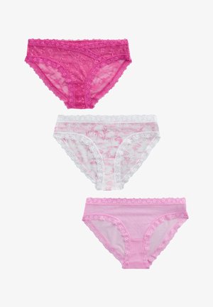 Tres prendas interiores femeninas con encaje en rosa, blanco con patrón rosa y rosa claro, dispuestas verticalmente sobre fondo blanco.