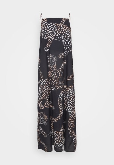 Maxikjole i sort stof med leopardmønster i hvidt og brunt. Spaghettistropper; løs, flydende form; glat tekstur.