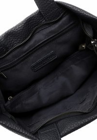 Zwarte leren totebag met een gestructureerd oppervlak, voorzien van een ruime binnenkant, ritssluitingen en een leren merkembleem.