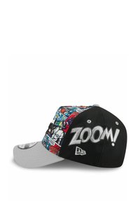 Schwarze und graue Kappe mit bunten Comicbuchgrafiken auf der Vorderseite, mit "ZOOM!" deutlich in Weiß an der Seite bestickt.