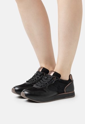 Czarne sneakersy wykonane z gładkiej skóry i zamszu, z brązowymi akcentami, okrągłym noskiem i standardowym sznurowanym wzorem.