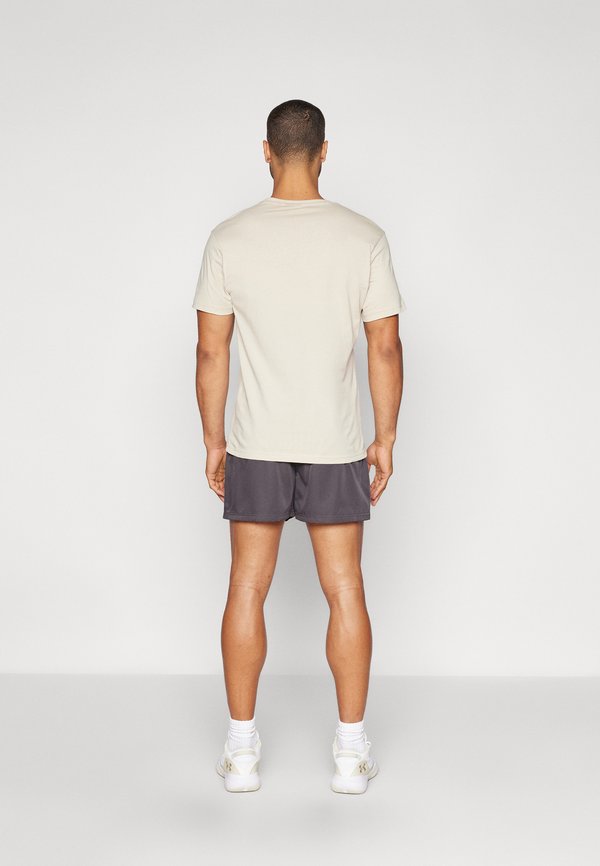 NFL KANSAS CITY CHIEFS LEAGUE ESSENTIALS SHORT - Club wear2