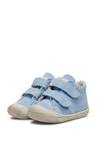 Sneakers in tessuto di colore azzurro chiaro con due cinturini in velcro, finitura testurizzata, punta rotonda e suole in gomma bianca, con bordi sfrangiati.