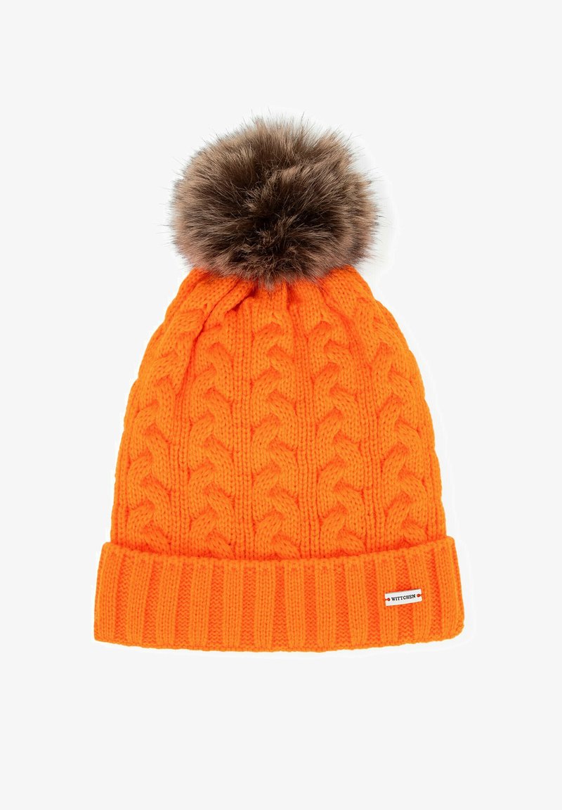 Cappello arancione lavorato a maglia con motivo a trecce, risvolto a coste e pon pon di pelliccia marrone sulla cima; etichetta del marchio cucita sul risvolto.