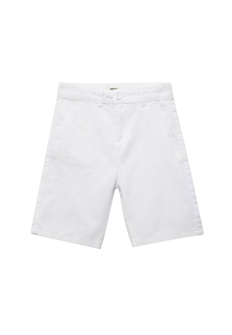 Shorts bianchi in cotone con una vestibilità dritta, dotati di tasche anteriori, chiusura con bottone e un design pulito e semplice.