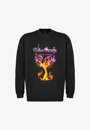 Schwarzer Pullover mit einem lebhaften Grafik eines Phönix mit Flammen in Orange und Gelb, überlagert mit dem Text "Deep Purple" und "Phoenix Rising".