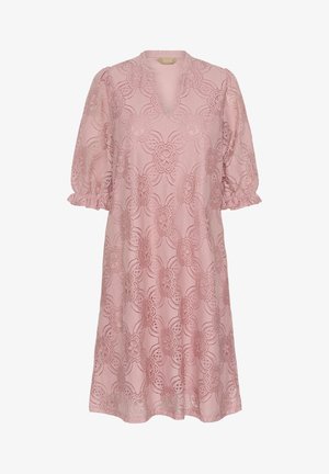 Čipkované šaty v jemnej ružovej farbe s výstrihom do V, nadýchanými rukávmi a kvetinovým vzorom po celej ploche. Ľahký materiál s uvoľneným strihom.