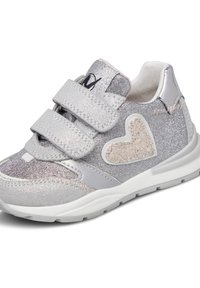Sneaker in tessuto argento con doppio strap Velcro, un accentuato motivo a cuore texturizzato e suola in gomma bianca. Design leggero e sportivo.