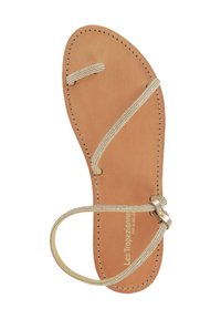 Sandalo piatto con una base in pelle color bronzo, cinturini in tonalità dorata con accenti di perline e contorni cuciti. Design minimalista con chiusura regolabile.