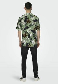 Only & Sons NORMAL GESCHNITTEN RESORT KRAGEN - Camisa - hedge green