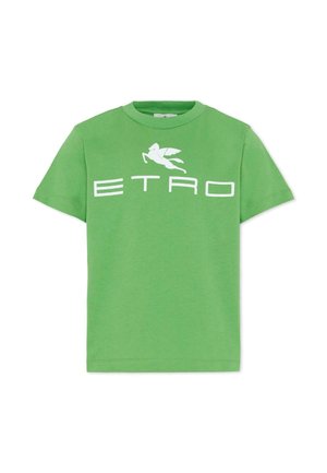 Camiseta verde de manga corta con cuello redondo, con letras blancas que dicen "ETRO" y un gráfico blanco de un caballo alado encima del texto en el pecho.
