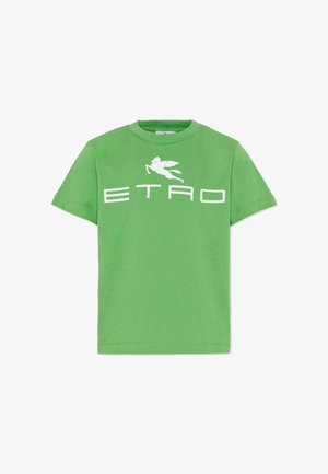Camiseta verde de manga corta con cuello redondo, con letras blancas que dicen "ETRO" y un gráfico blanco de un caballo alado encima del texto en el pecho.