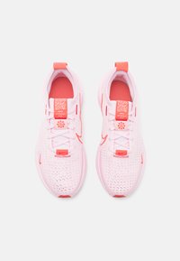 Nike Performance INTERACT RUN SE jasnoróżowy