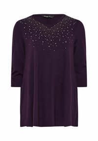 Lila V-ringad tröja med trekvartslånga ärmar, med ett spritt mönster av små rhinestones över halsringningen. Mjuk, strukturerad tyg.