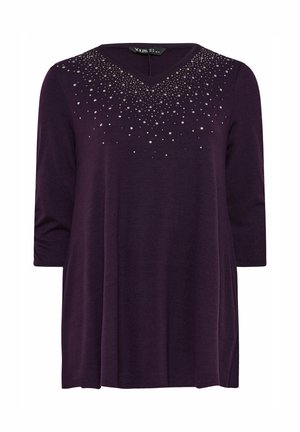 Fioletowy sweter z dekoltem w serek i rękawami do łokcia, ozdobiony rozsianym wzorem małych cyrkonii na dekolcie. Miękka, teksturowana tkanina.