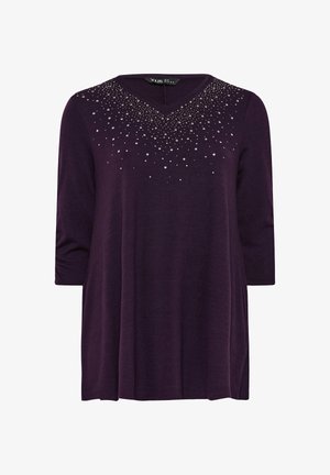 Lilla V-hals sweater med trekvartærmer, der har et spredt design af små rhinsten over udskæringen. Blødt, struktureret stof.