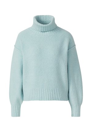 Pull en maille texturé bleu clair, doux, avec un col roulé à côtes hautes et des épaules tombantes, présentant des poignets et un ourlet côtelés.
