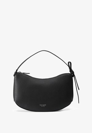 Černá kožená kabelka do ruky se zakřiveným tvarem, zapínáním na zip a rukojetí. Vyznačuje se jemnou texturou a raženým logem značky na přední straně.