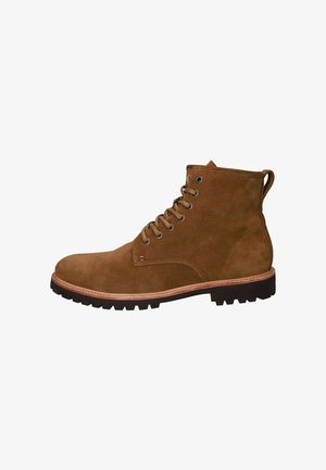 Stivaletti alla caviglia in suede marrone con sei asole, un passante per il tallone, cuciture a contrasto e una suola in gomma nera robusta per una migliore trazione.