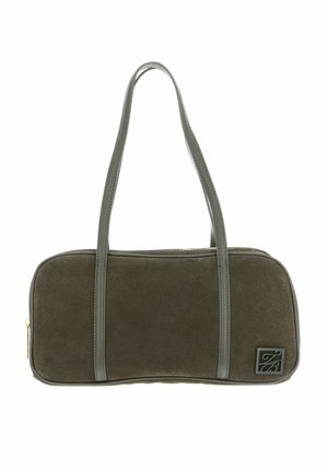Sac à main rectangulaire en suède vert olive avec de longues lanières fines et un patch logo carré noir dans le coin inférieur droit.