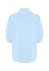 Blusa azzurro chiaro a maniche corte con colletto alto, maniche a sbuffo e una vestibilità morbida, realizzata in un tessuto leggero e morbido.