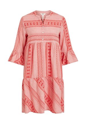 Robe rose et rouge longueur genou avec manches cloche trois-quarts, devant boutonné et rayures à motif géométrique.