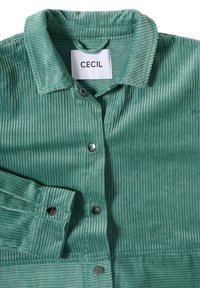 Vihreä corduroy-takki, jossa on kaulus, pitkät hihat ja nepparit, ja kauluksessa on valkoinen etiketti, jossa on teksti "CECIL".