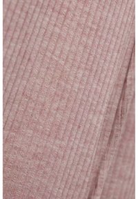 Strukturerad tyg i dämpad rosa med subtila horisontella ränder; mjukt, lätt material som är lämpligt för kläder eller möbelöverdrag.