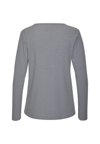 Langärmliges Oberteil aus hellgrauem, geripptem Stoff. Mit einem weiten Ausschnitt und einem abgerundeten Saum. Schlichte Textur ohne Muster oder Verzierungen.