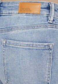 Vero Moda Petite VMFLASH - Sirgete säärtega teksad - light blue denim