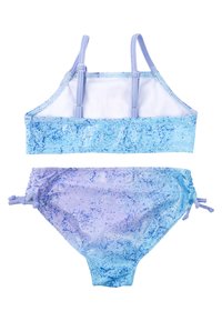 Costume da bagno a due pezzi in sfumature di blu. Il top presenta spalline sottili e un morbido rivestimento interno. Il fondo ha un dettaglio arricciato ai lati.