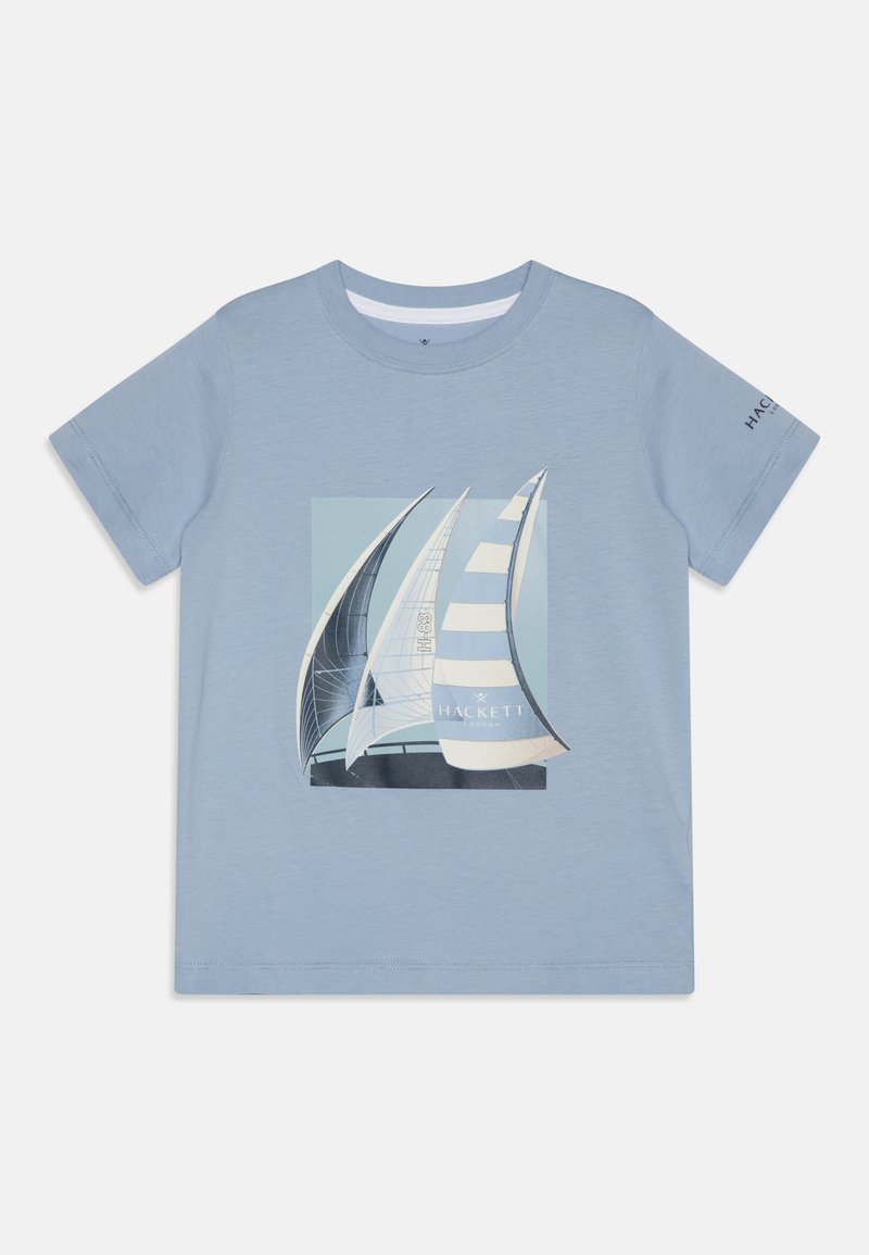 Hellblaues T-Shirt aus Baumwolle mit einem Grafikdesign von Segelbooten in verschiedenen Farben und Mustern. Mit kurzen Ärmeln und einem Rundhalsausschnitt.