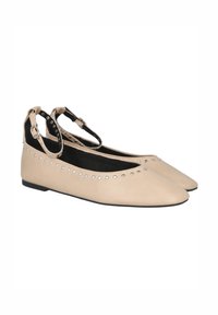Bailarinas de cuero beige con punta afilada, correa ajustable en el tobillo y detalles de remaches plateados a lo largo del borde. Forro interior negro.