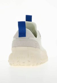 Sneaker z białą siateczką i zamszowym wierzchem, niebieską tekstylną pętelką pięty oraz teksturowaną kremową podeszwą z wyraźnym wzorem bieżnika.