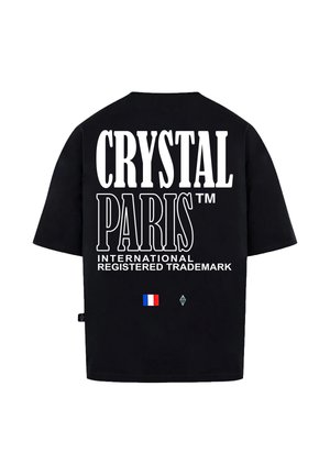 T-shirt nero a maniche corte con grande testo bianco: "CRYSTAL PARIS™" e "MARCHIO COMMERCIALE INTERNAZIONALE REGISTRATO." Include un piccolo grafico della bandiera francese.