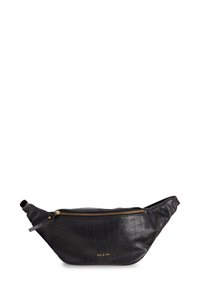 Riñonera de cuero negro con un patrón texturizado de cocodrilo, cremallera dorada y logo en relieve, con un diseño curvado y correa ajustable.