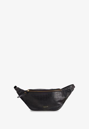 Sort læderbæltetaske med tekstureret krokodillemønster, gyldent lynlås og præget logo, med et buet design og justerbar rem.