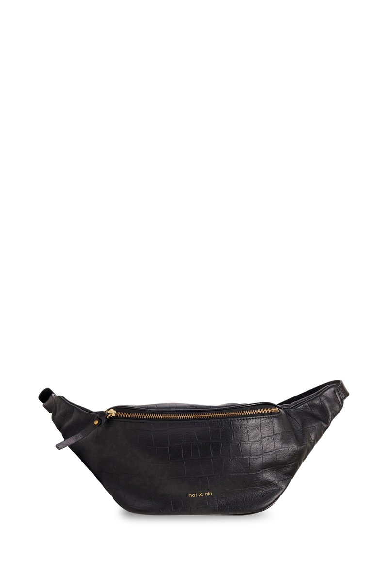 Riñonera de cuero negro con un patrón texturizado de cocodrilo, cremallera dorada y logo en relieve, con un diseño curvado y correa ajustable.