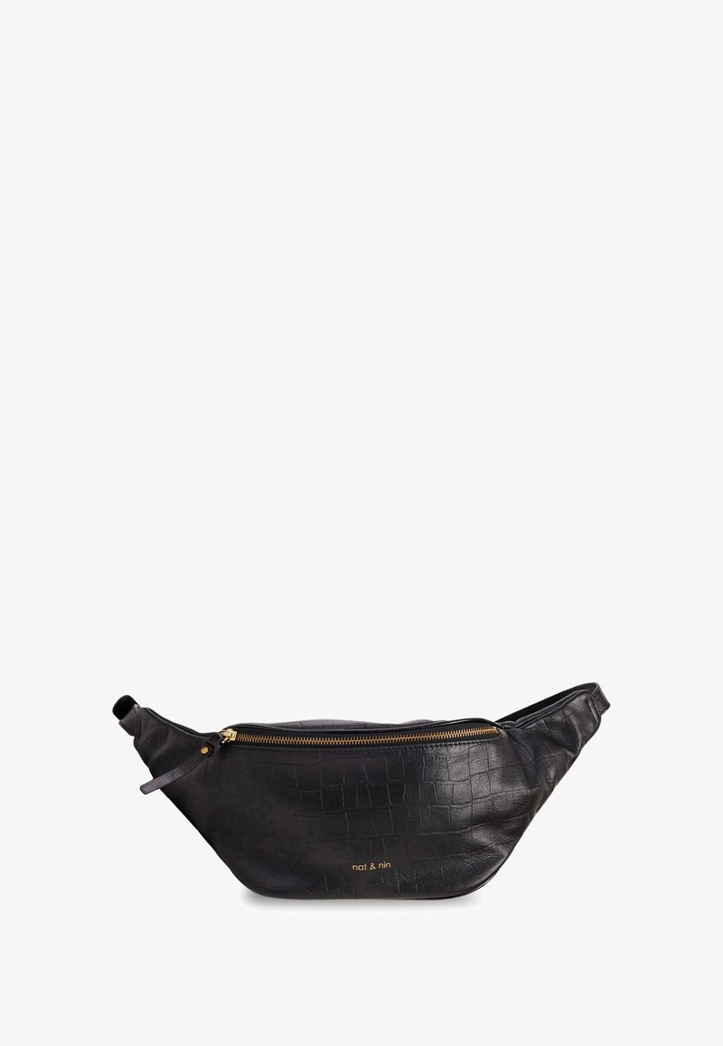 Riñonera de cuero negro con un patrón texturizado de cocodrilo, cremallera dorada y logo en relieve, con un diseño curvado y correa ajustable.