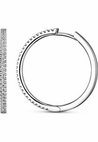 Silberne Creolen mit einem glatten Design und einem strukturierten Rand, verziert mit kleinen klaren Steinen auf einer Seite.