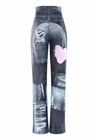 Augsta vidukļa taisnas bikses ar nodilušiem plankumiem un rozā sirds formas plankumu uz labās aizmugurējās augšstilba puses.