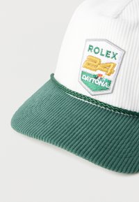 Άσπρο και πράσινο καπέλο από κορντόροι με κεντημένο έμβλημα "Rolex 24 Daytona" στον μπροστινό πίνακα.