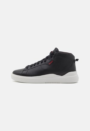 Baskets montantes en cuir noir avec lacets noirs, semelle blanche et petit logo rouge "Hugo" sur le côté.